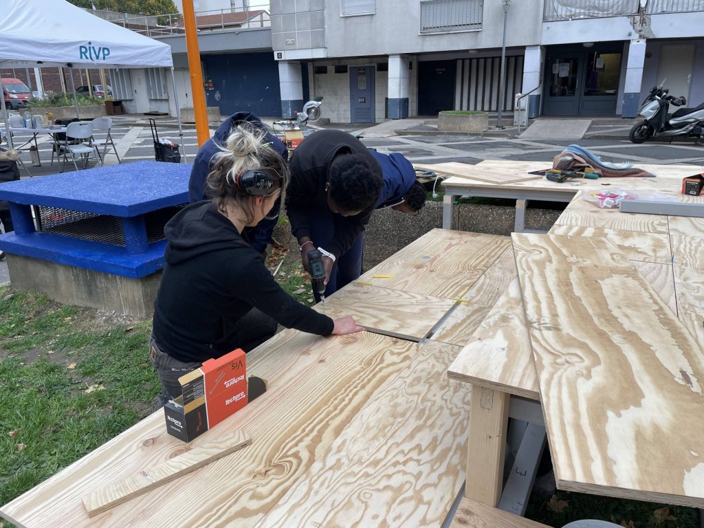 Les artisans du projet travaillent sur le nouvel aménagement
