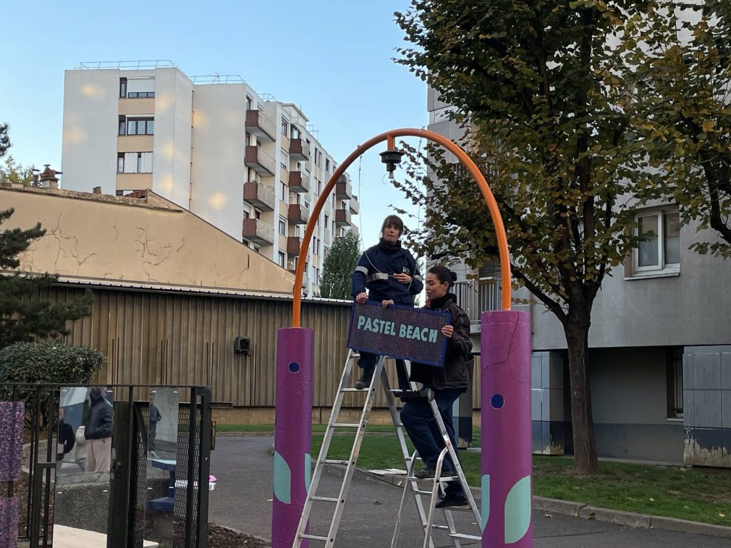 Les artisans du projet accrochent une pancarte sur l'un des nouvels aménagements 