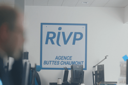 Ce film présente d'une manière décalée comment une agence RIVP se met en action pour répondre collectivement aux demandes des locataires.