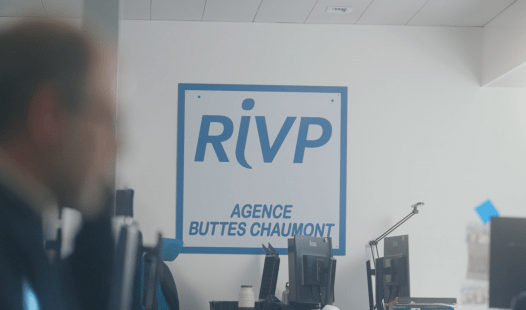 Ce film présente d'une manière décalée comment une agence RIVP se met en action pour répondre collectivement aux demandes des locataires.